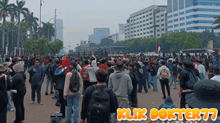 Demo DPR Memanas, Massa Bakar Motor hingga Rusak Fasilitas