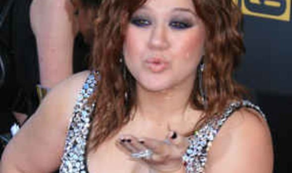 Clarkson diserang karena menjadi sponsor perusahaan rokok