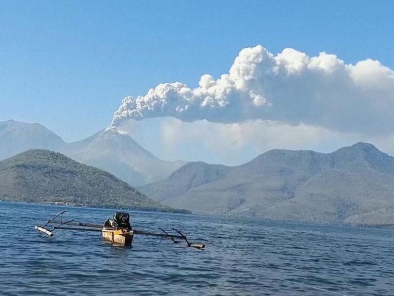 Gunung berapi Lewotobi Laki Laki di Indonesia terus memuntahkan abu panas lebih dari seminggu setelah meletus, menewaskan sedikitnya sembilan orang