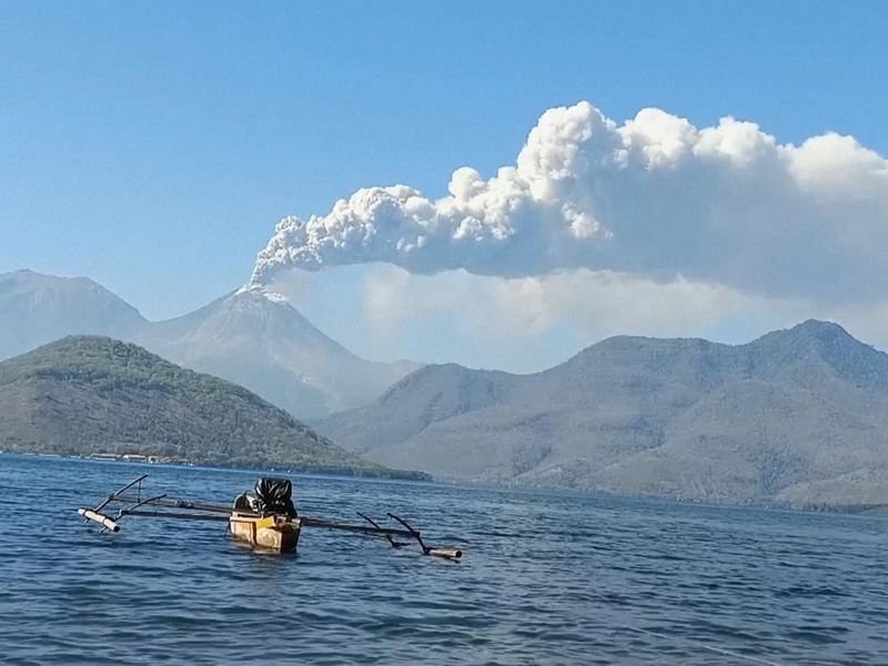 Gunung berapi Lewotobi Laki Laki di Indonesia terus memuntahkan abu panas lebih dari seminggu setelah meletus, menewaskan sedikitnya sembilan orang