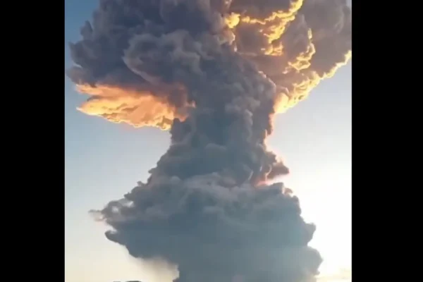 Gunung berapi meletus di Indonesia, menyemburkan abu panas 10.000 meter ke langit | Tonton
