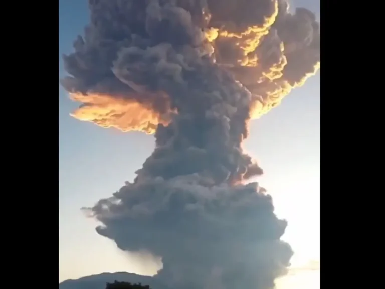 Gunung berapi meletus di Indonesia, menyemburkan abu panas 10.000 meter ke langit | Tonton