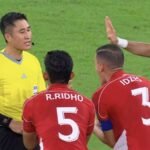 Indonesia menerima tiga kartu merah saat ofisial tim mendorong wasit setelah kalah dari Irak di kualifikasi Piala Dunia