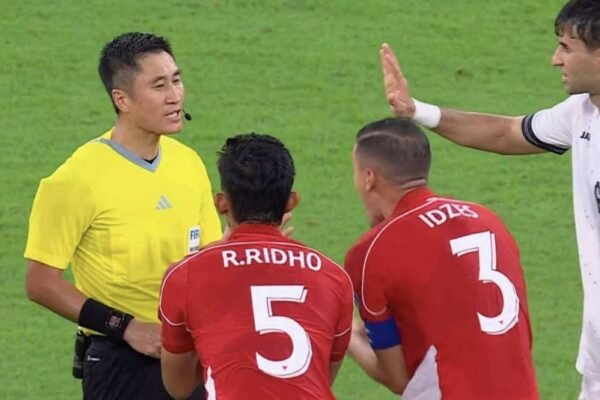 Indonesia menerima tiga kartu merah saat ofisial tim mendorong wasit setelah kalah dari Irak di kualifikasi Piala Dunia