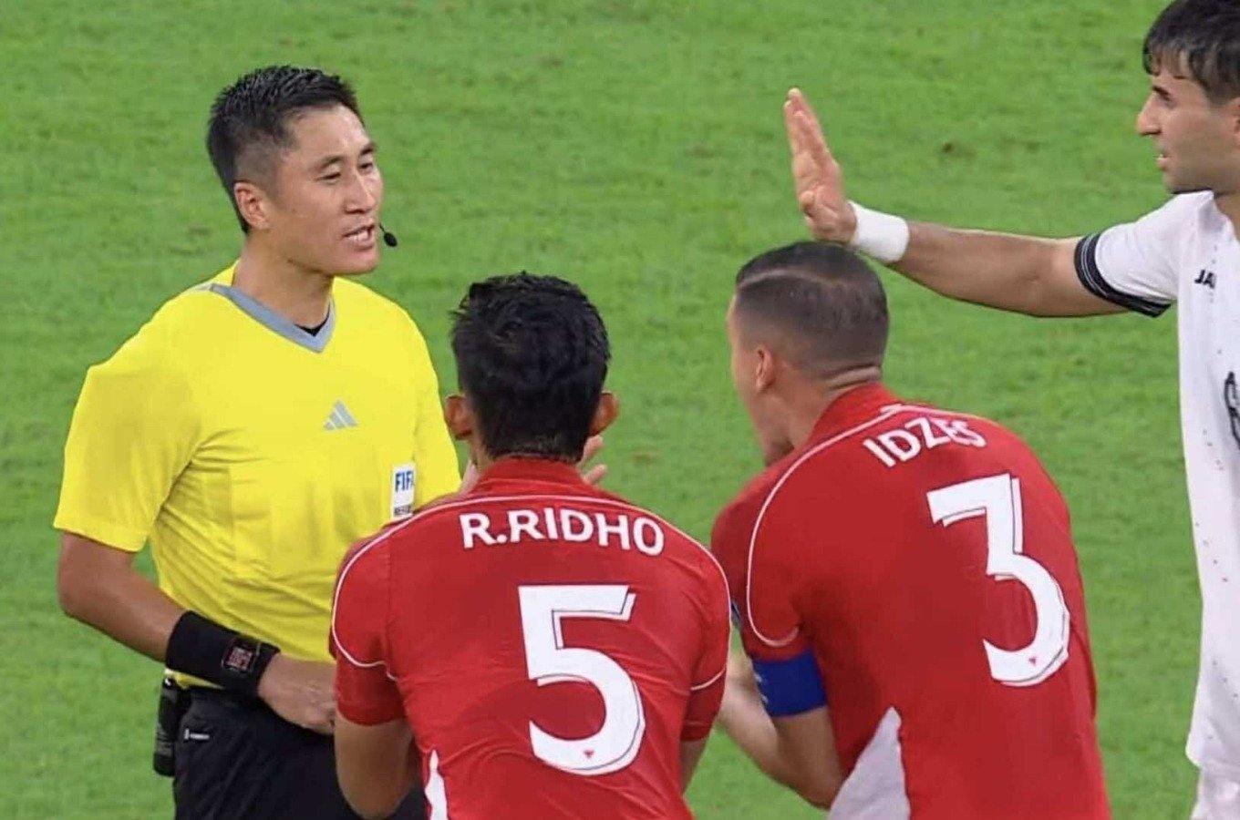 Indonesia menerima tiga kartu merah saat ofisial tim mendorong wasit setelah kalah dari Irak di kualifikasi Piala Dunia