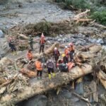 Lebih dari 600 orang tewas di Indonesia dan Thailand setelah banjir dan tanah longsor - dan Sri Lanka melaporkan lebih dari 200 orang tewas akibat topan
