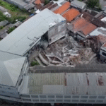 Sedikitnya 65 siswa diduga terkubur di bawah reruntuhan sekolah di Indonesia yang runtuh