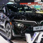 VinFast VF7 akan memulai debutnya di Indonesia pada pameran Gaikindo 2025 - SUV C-seg EV dengan tenaga hingga 354 PS dan jarak tempuh 496 km