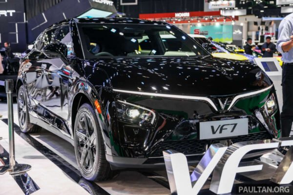 VinFast VF7 akan memulai debutnya di Indonesia pada pameran Gaikindo 2025 - SUV C-seg EV dengan tenaga hingga 354 PS dan jarak tempuh 496 km