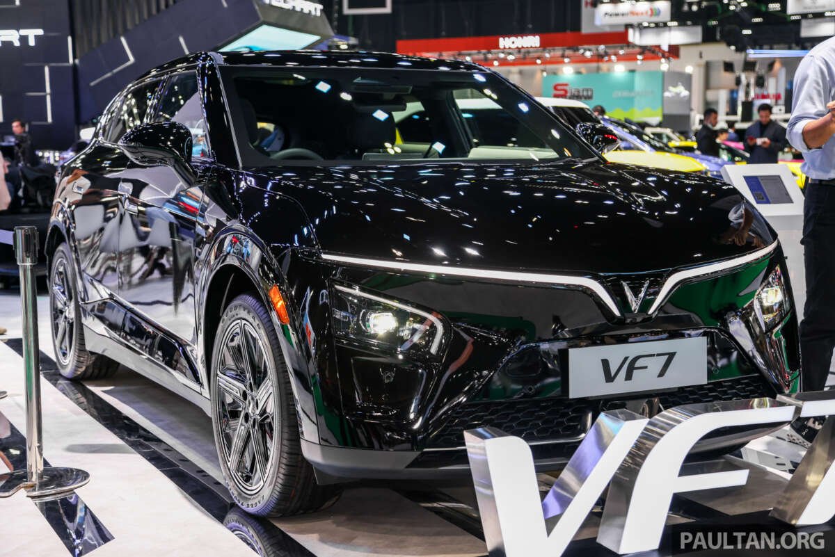 VinFast VF7 akan memulai debutnya di Indonesia pada pameran Gaikindo 2025 - SUV C-seg EV dengan tenaga hingga 354 PS dan jarak tempuh 496 km