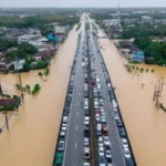 Banjir dahsyat di Indonesia memaksa satu juta orang mengungsi ke tempat penampungan sementara jumlah korban tewas akibat banjir mencapai 600 orang