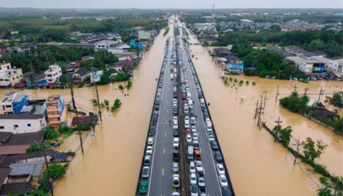 Banjir dahsyat di Indonesia memaksa satu juta orang mengungsi ke tempat penampungan sementara jumlah korban tewas akibat banjir mencapai 600 orang