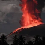 Gunung Ibu di Indonesia kembali meletus, memuntahkan lahar panas dan kolom asap