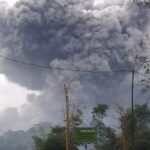 Gunung Semeru di Pulau Jawa memuntahkan awan panas
