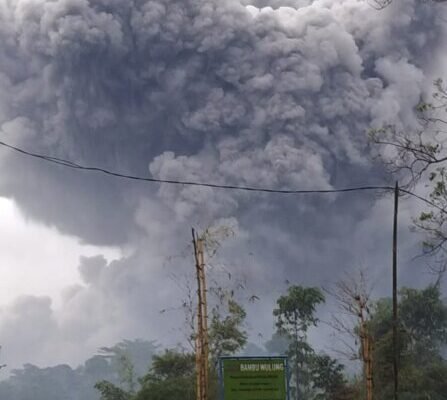 Gunung Semeru di Pulau Jawa memuntahkan awan panas