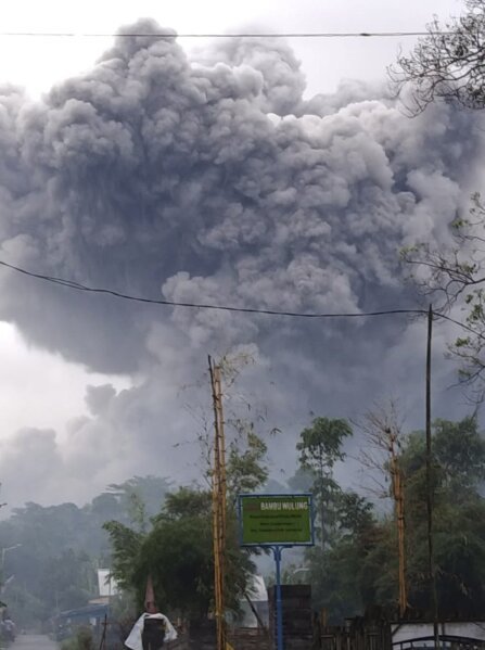 Gunung Semeru di Pulau Jawa memuntahkan awan panas