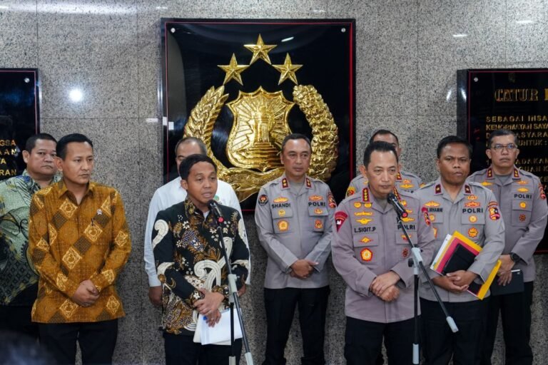 Indonesia akan mencabut 20 izin hutan setelah banjir Sumatra yang mematikan