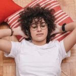 Jika anak remaja Anda ingin tidur sampai larut malam di akhir pekan, biarkan mereka