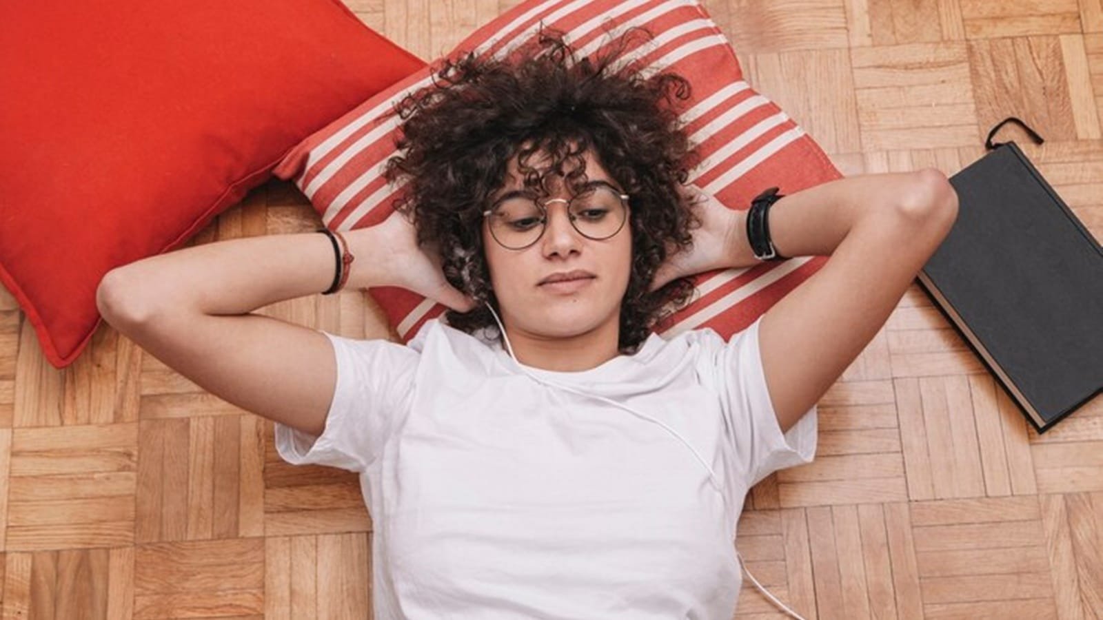 Jika anak remaja Anda ingin tidur sampai larut malam di akhir pekan, biarkan mereka