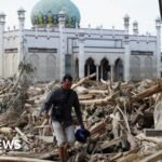 Jumlah korban tewas melebihi 900 orang setelah banjir dahsyat di Indonesia