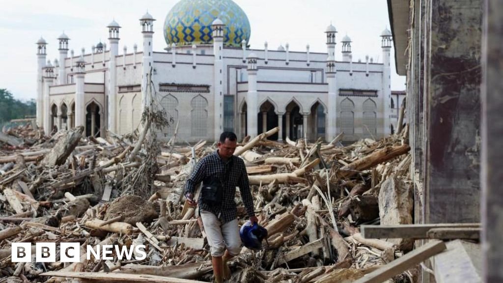 Jumlah korban tewas melebihi 900 orang setelah banjir dahsyat di Indonesia