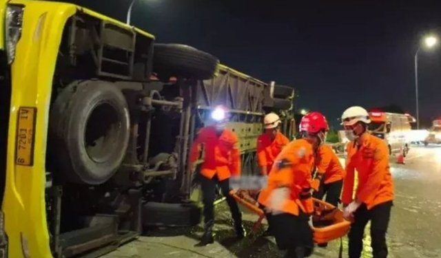 Kecelakaan Bus Penumpang di Indonesia Menewaskan 16 Orang