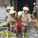 22 orang tewas dalam kebakaran besar di gedung perkantoran di Jakarta, Indonesia, beberapa orang dikhawatirkan terjebak.