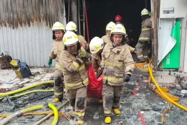 22 orang tewas dalam kebakaran besar di gedung perkantoran di Jakarta, Indonesia, beberapa orang dikhawatirkan terjebak.