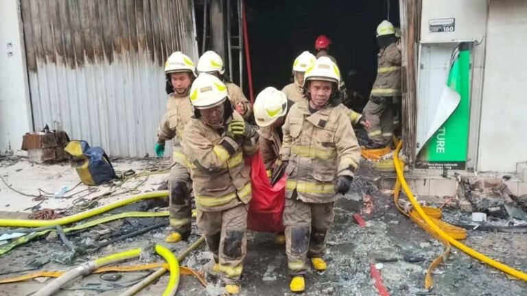 22 orang tewas dalam kebakaran besar di gedung perkantoran di Jakarta, Indonesia, beberapa orang dikhawatirkan terjebak.