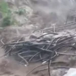 Banjir bandang menyebabkan kerusakan parah di kawasan wisata pemandian air panas Guci, Indonesia.