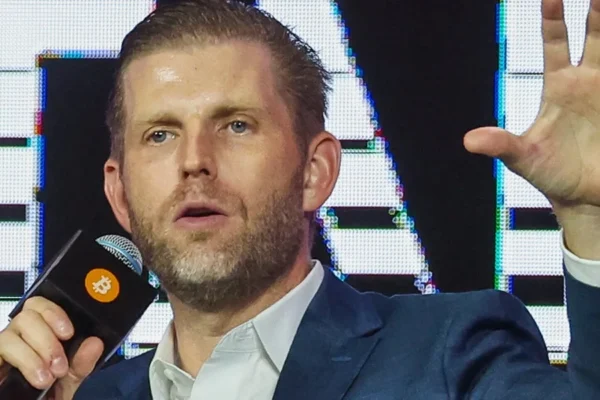 Eric Trump menanggapi pernyataan ayahnya yang bocor ke mikrofon tentang dirinya kepada Presiden Indonesia.