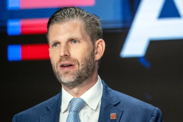 Eric Trump mengatakan bahwa Presiden Indonesia yang tertangkap mikrofon saat sedang berbicara di belakang layar sedang menanyakan kepada ayahnya tentang bisnis keluarga.