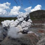 Gunung Ibu di Indonesia meletus dua kali, memuntahkan lava berwarna merah.