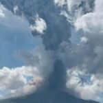 Gunung Lewotobi Laki Laki di Indonesia meletus kembali dengan semburan abu panas baru.
