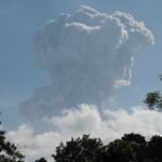 Gunung Merapi: Gunung berapi paling aktif di Indonesia memuntahkan abu dan gas hingga bermil-mil ke udara.