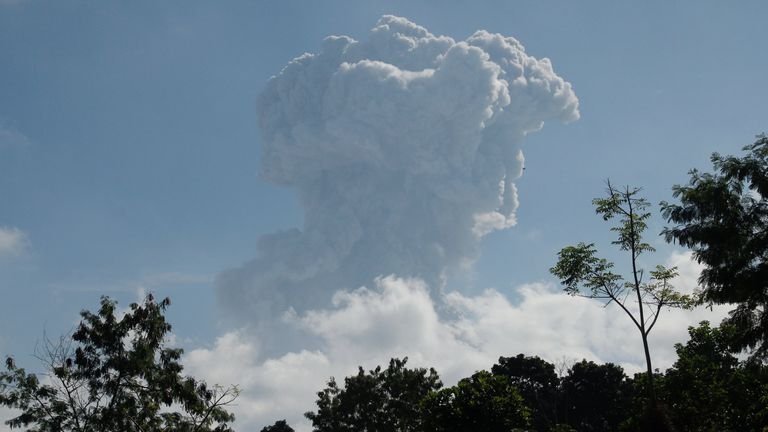 Gunung Merapi: Gunung berapi paling aktif di Indonesia memuntahkan abu dan gas hingga bermil-mil ke udara.