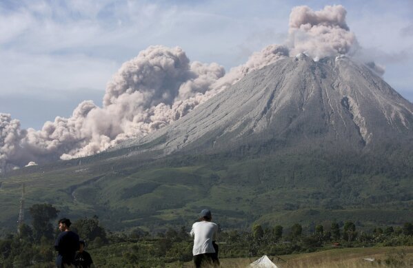 Gunung Sinabung di Indonesia meletus kembali dan mengeluarkan semburan abu panas baru.