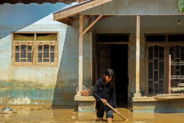 Hujan deras menghambat upaya pemulihan sementara jumlah korban tewas akibat banjir di Asia melebihi 1.750 orang.