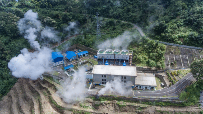 Indonesia menargetkan 35% energi terbarukan yang dipimpin oleh tenaga surya, hidro, panas bumi