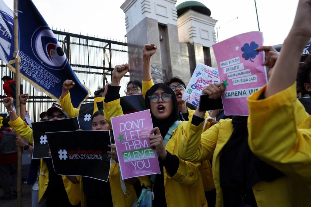 Kekerasan melanda Indonesia di tengah protes atas memburuknya kondisi ekonomi.