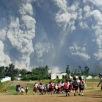Maskapai penerbangan dalam status "peringatan merah" karena letusan gunung berapi yang memuntahkan abu panas ke langit.