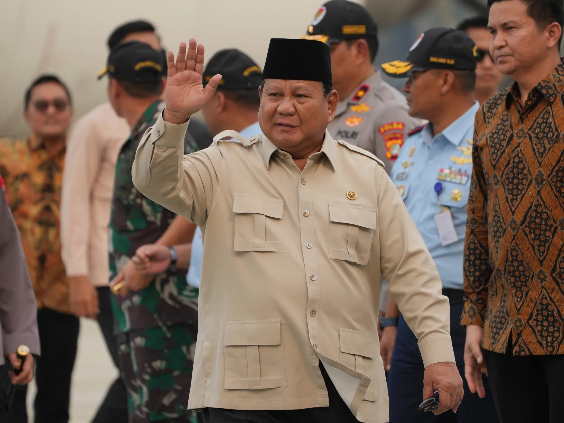 Presiden Indonesia akan tetap melanjutkan kunjungannya ke China meskipun ada protes.