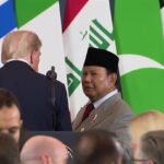 “Saya akan minta Eric menelepon”: Momen mikrofon terbuka Trump dengan presiden Indonesia memicu pertanyaan tentang kesepakatan bisnis sampingan.