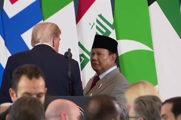 “Saya akan minta Eric menelepon”: Momen mikrofon terbuka Trump dengan presiden Indonesia memicu pertanyaan tentang kesepakatan bisnis sampingan.