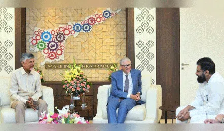 Bill Gates mengunjungi Pusat RTGS di Amaravati dan meninjau teknologi tata kelola.