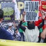 Indonesia mengesahkan Kitab Undang-Undang Hukum Pidana yang melarang hubungan seksual di luar pernikahan.