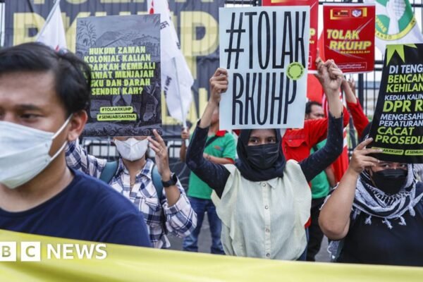 Indonesia mengesahkan Kitab Undang-Undang Hukum Pidana yang melarang hubungan seksual di luar pernikahan.