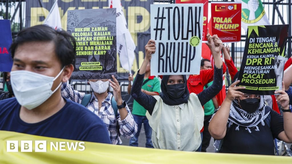 Indonesia mengesahkan Kitab Undang-Undang Hukum Pidana yang melarang hubungan seksual di luar pernikahan.