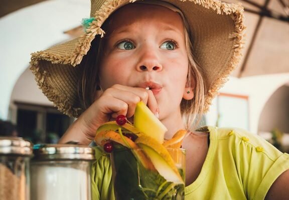 Mengapa hidrasi yang tepat sangat penting bagi anak-anak di Afrika Selatan pada musim panas.