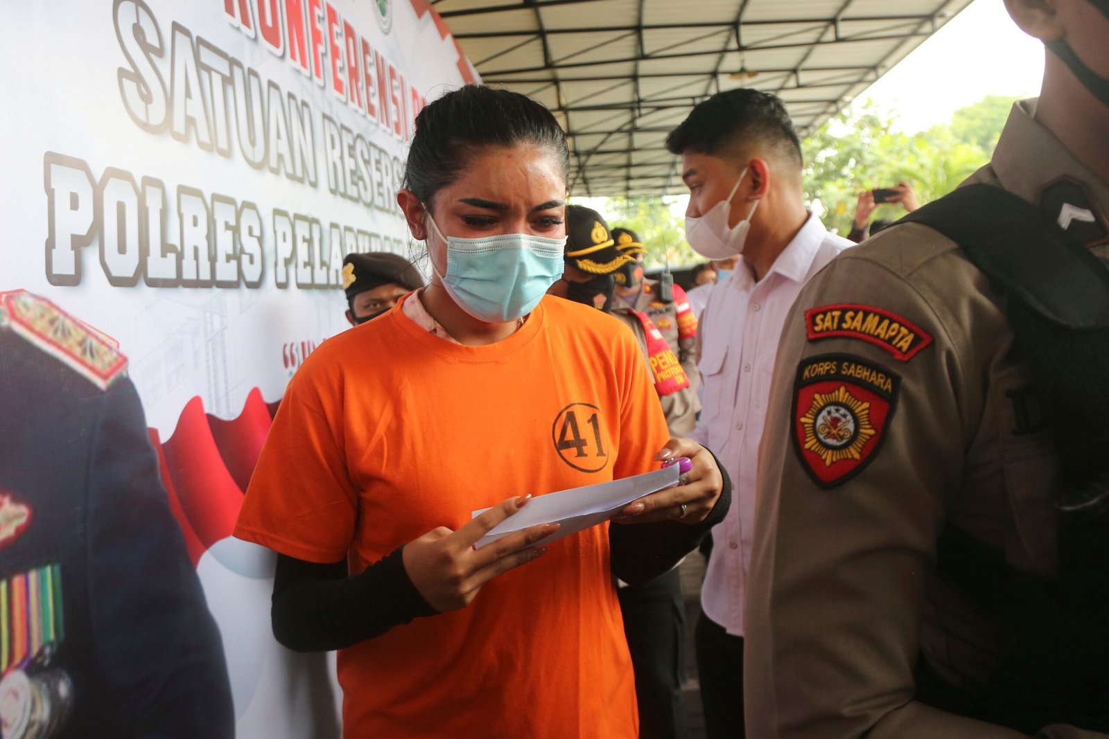 Polisi Indonesia memindahkan selebriti transgender ke sel tahanan pribadi.